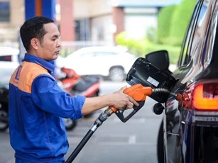 Giá xăng giảm gần 6.000 đồng/lít