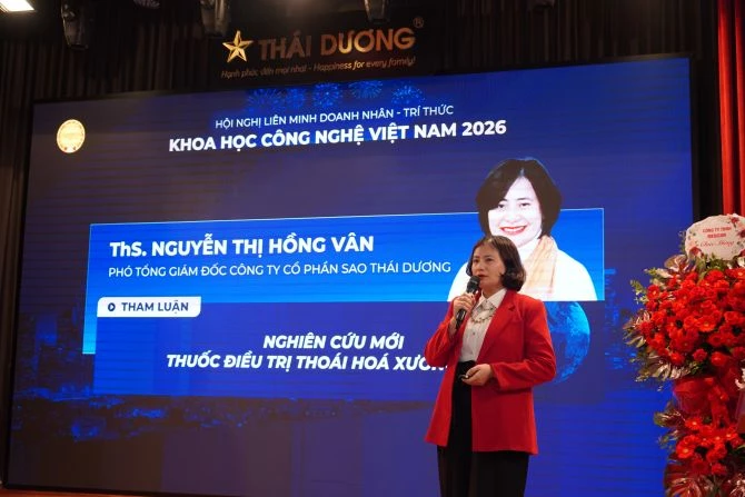ThS. DS Nguyễn Thị Hồng Vân - Phó Tổng Giám đốc Công ty cổ phần Sao Thái Dương trình bày tham luận tại Hội nghị liên minh Doanh nhân - Trí thức Khoa học công nghệ 2026 ngày 21/3.