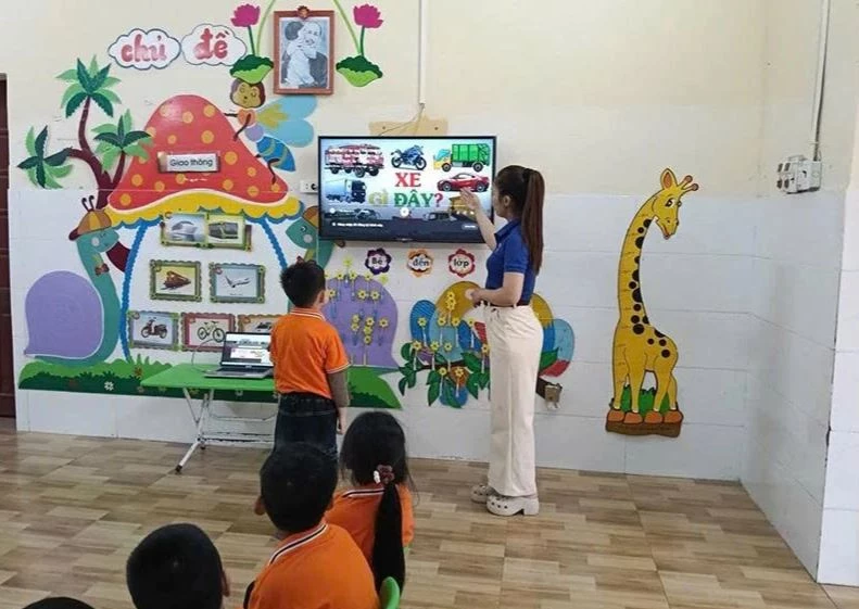Cô và trò Trường Mầm non Hoằng Đồng với bài giảng trên màn hình tương tác thông minh giúp các em lớp 5 tuổi A hào hứng học tập. Ảnh: Báo Thanh Hóa.