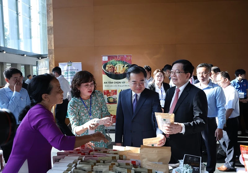 Ông Nguyễn Thanh Nghị - Trưởng ban Chính sách Chiến lược Trung ương (giữa) và ông Hồ Quốc Dũng - Phó Thủ tướng Chính phủ (ngoài cùng bên phải) thăm quan các gian hàng thương mại đặc trưng của tỉnh Gia Lai.