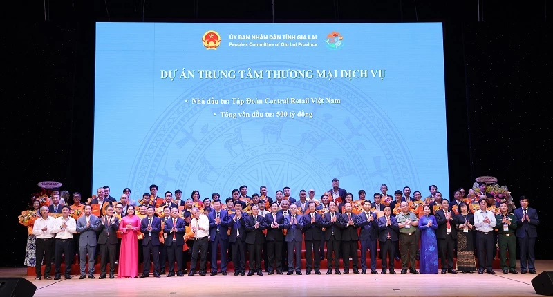 Ông Nguyễn Thanh Nghị - Trưởng ban Chính sách Chiến lược Trung ương (giữa) và ông Hồ Quốc Dũng - Phó Thủ tướng Chính phủ (ngoài cùng bên phải) thăm quan các gian hàng thương mại đặc trưng của tỉnh Gia Lai.