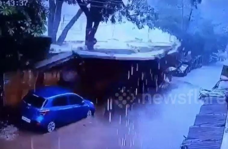 Tường bất ngờ đổ sập, người đàn ông thoát chết trong gang tấc