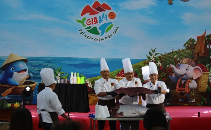 Các đầu bếp quảng diễn phi lê cá ngừ đại dương.