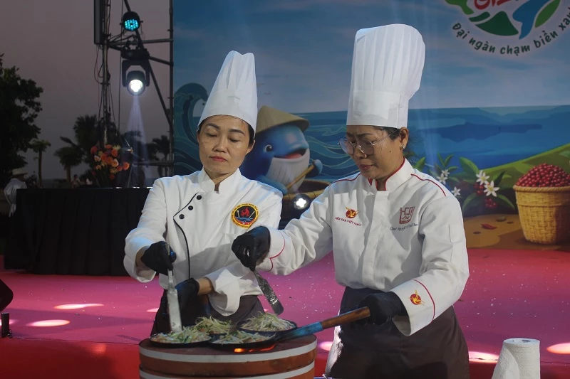 Các đầu bếp thực hiện món bánh xèo tôm nhảy đặc sản.