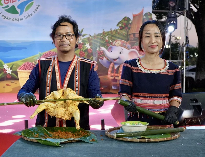 Gà nướng cơm lam đặc sản Gia Lai.