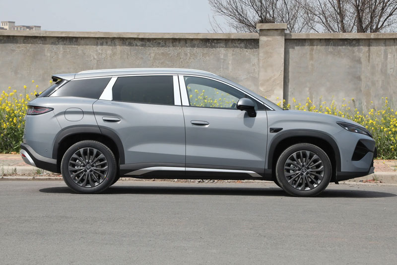 SUV cùng phân khúc với Hyundai Santa Fe, công suất 367 mã lực, giá gần 580 triệu đồng