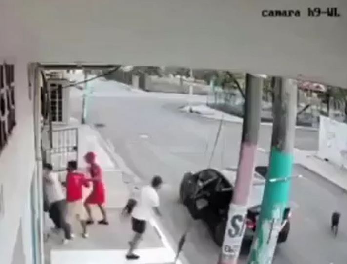 Hai chú chó lao ra bảo vệ chủ, đẩy lùi nhóm nghi phạm bắt cóc ngay trước cửa nhà