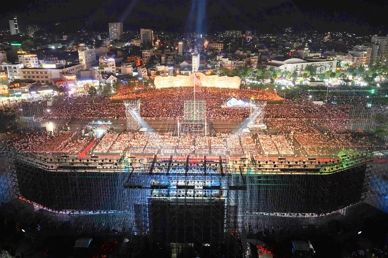 Sân khấu khai mạc bùng nổ với khoảng 70.000 người tham dự.