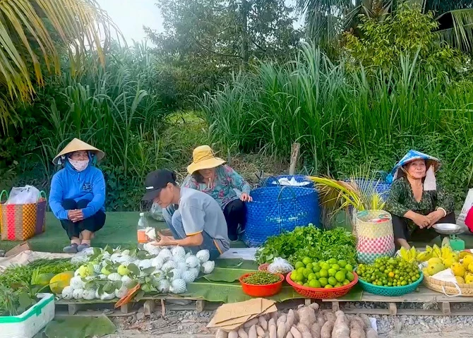 +ảnh 3: Những sạp hàng đầy ắp nông sản do nông dân tự trồng phục vụ du khách. (Ảnh: An Xuyên). +ảnh 3: Những sạp hàng đầy ắp nông sản do nông dân tự trồng phục vụ du khách. (Ảnh: An Xuyên).