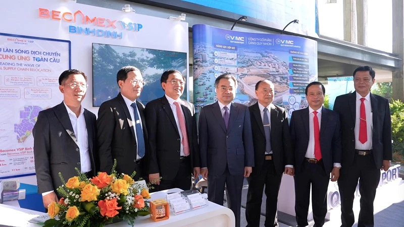 Lãnh đạo Trung ương và địa phương tham quan không gian giới thiệu Khu công nghiệp Becamex VSIP Bình Định tại Hội nghị Xúc tiến đầu tư tỉnh Gia Lai 2026.