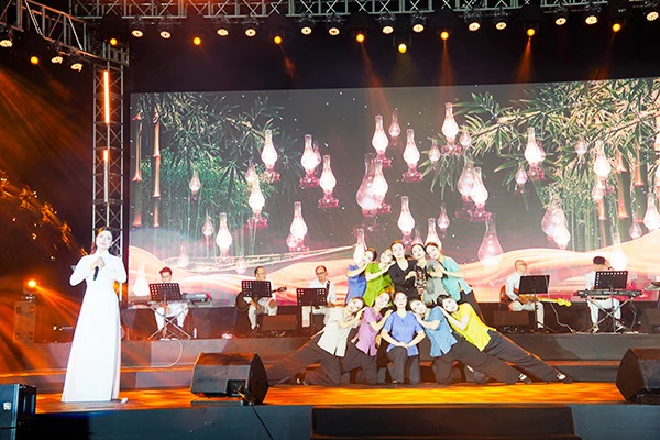 Chương trình nghệ thuật "Tháng 3 trong tim thành phố" do Nhà hát Trưng Vương Đà Nẵng thực hiện tối ngày 29/3 tại công viên bờ Đông cầu Rồng.