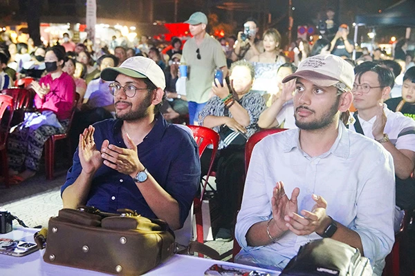 Chương trình đã thu hút sự tham dự của đông đảo người dân và du khách.