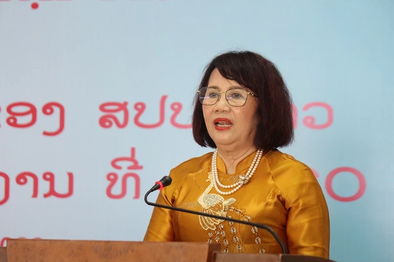 Bà Đồng Thị Ánh – Chủ tịch HĐQT PISICO, chia sẻ thông tin với đoàn công tác các tỉnh Nam Lào.