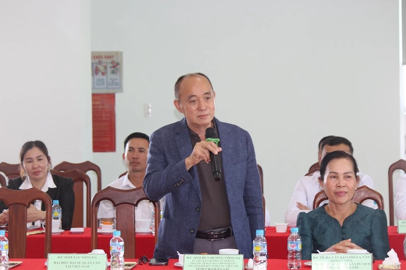 Đại diện đoàn công tác các tỉnh Nam Lào trao đổi thông tin.