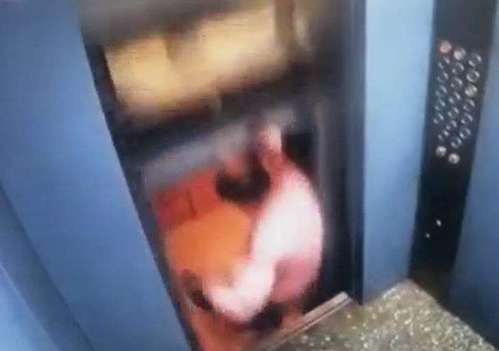 Bị hất ngã khi thang máy bất ngờ tăng tốc, người đàn ông may mắn sống sót