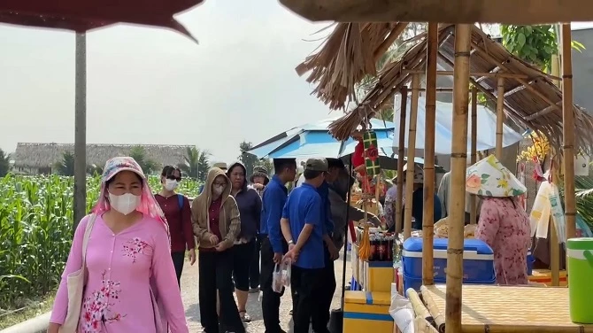 +ảnh 2: Đông đảo du khách đến trải nghiệm chợ phiên Xóm Rẫy. (Ảnh: An Xuyên). +ảnh 2: Đông đảo du khách đến trải nghiệm chợ phiên Xóm Rẫy. (Ảnh: An Xuyên).