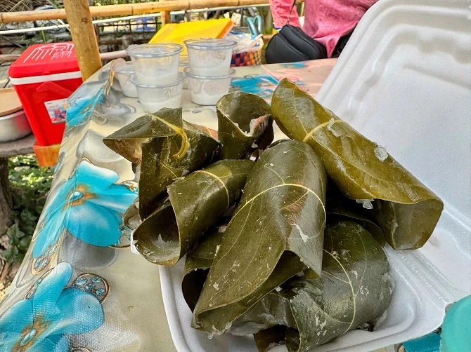 +ảnh 8: Bánh lá dân gian được chế biến ngay tại chợ phiên Xóm Rẫy phục vụ du khách. (Ảnh: An Xuyên). +ảnh 8: Bánh lá dân gian được chế biến ngay tại chợ phiên Xóm Rẫy phục vụ du khách. (Ảnh: An Xuyên).