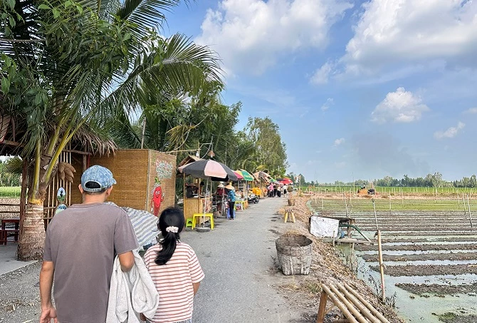 +ảnh 10: Chợ phiên Xóm Rẫy quy tụ gần 30 quầy hàng với bánh dân gian, nước uống truyền thống, nông sản sạch phục vụ du khách vào mỗi thứ Bảy. (Ảnh: An Xuyên). +ảnh 10: Chợ phiên Xóm Rẫy quy tụ gần 30 quầy hàng với bánh dân gian, nước uống truyền thống, nông sản sạch phục vụ du khách vào mỗi thứ Bảy. (Ảnh: An Xuyên).