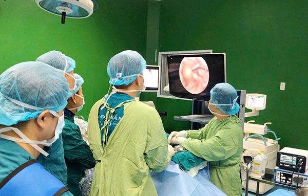 BV Đà Nẵng lần đầu nội soi cột sống 2 cổng thành công cho cụ bà 81 tuổi