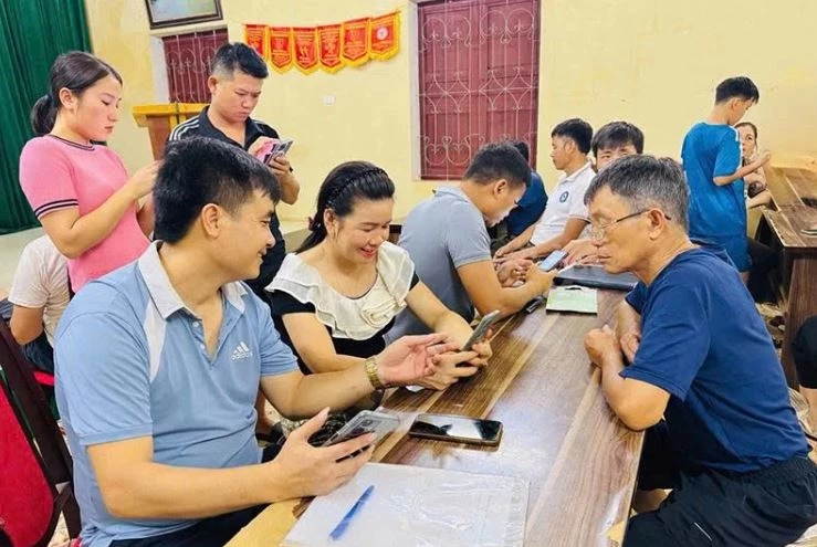 Cán bộ, đoàn viên thanh niên xã Mường Lát trực tiếp hướng dẫn người dân sử dụng điện thoại thông minh, thực hiện thủ tục hành chính trên môi trường số. Ảnh: Báo Thanh Hóa.