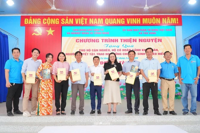 Các đại biểu chụp hình lưu niệm.