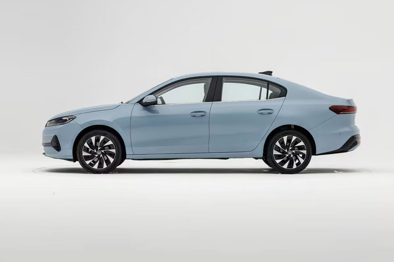 Xe sedan hạng C động cơ tăng áp, giá hơn 300 triệu đồng