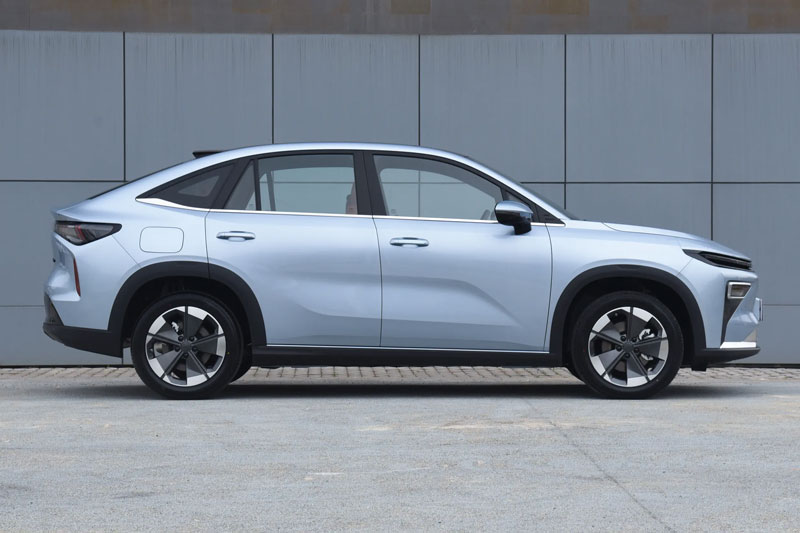 Xe gầm cao dài gần 4,7 mét, công suất 218 mã lực, giá gần 500 triệu đồng