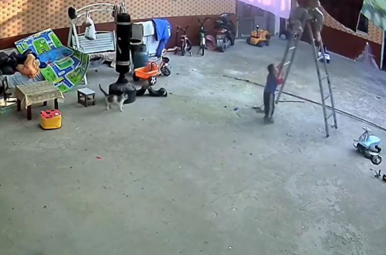 Bé trai 3 tuổi nhanh trí cứu bà ngoại mắc kẹt khi phơi đồ 