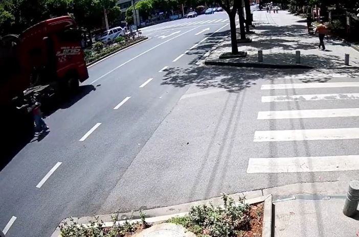 Bé trai 9 tuổi trượt patin lao vào xe tải, văng xa 8 mét vẫn thoát hiểm khó tin