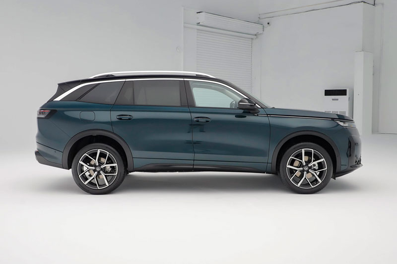 SUV dài hơn 5 mét, mạnh 272 mã lực, giá hơn 940 triệu đồng