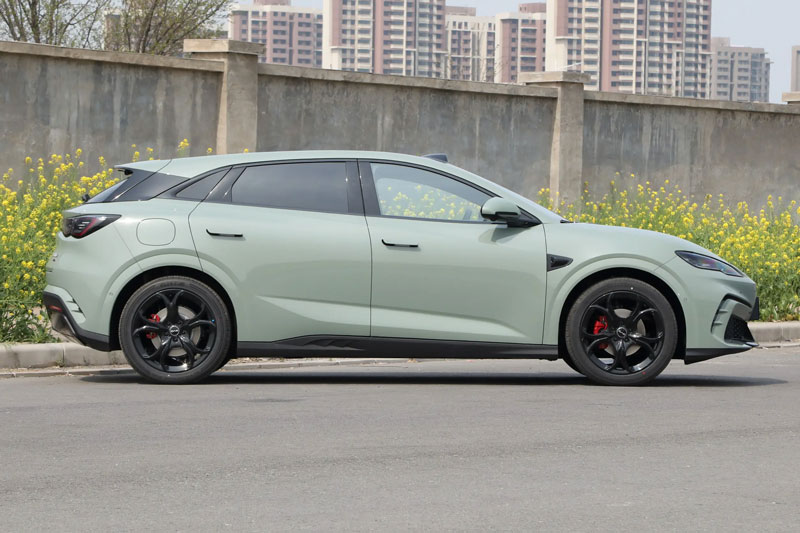 Xe gầm cao dài hơn 4,8 mét, công suất 268 mã lực, giá chưa tới 430 triệu đồng