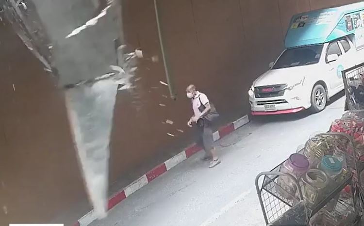 Bê tông rơi từ trên cao xuống, người đàn ông thoát nạn trong gang tấc