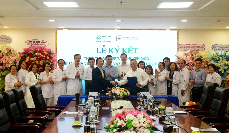 Ký kết hợp tác chuyên môn giữa Bệnh viện Bình Định và Bệnh viện Đại học Y Hà Nội.