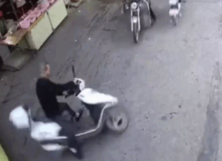 Màn xử lý khó tin khi cụ ông xoay xe 180 độ để né ô tô trong gang tấc