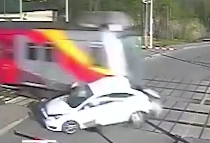 Cố vượt đường ray khi barie đã hạ, ô tô bị tàu hỏa tông xoay vòng