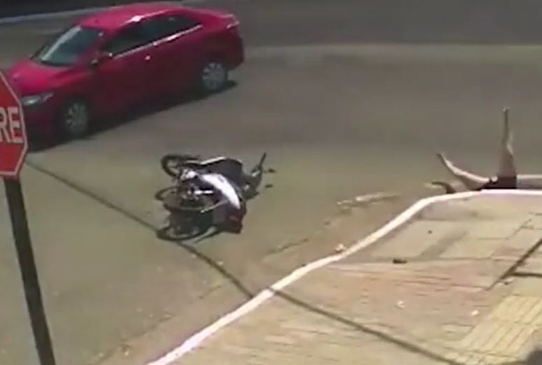 Người phụ nữ đi xe máy bị ô tô tông văng rồi rơi thẳng xuống cống thoát nước