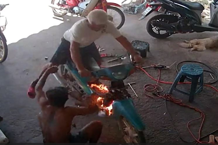 Xe máy cháy ngùn ngụt ngay khi vừa khởi động