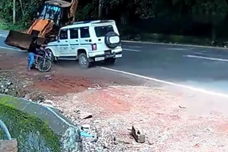 SUV lao tới húc văng máy xúc, cứu người đàn ông trong gang tấc