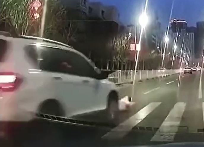 Trượt chân khi băng qua đường, cô gái bị ô tô va trúng vẫn thoát nạn khó tin