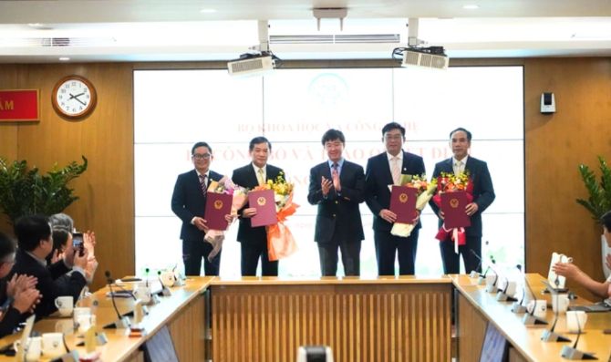 Bộ Khoa học và Công nghệ trao quyết định bổ nhiệm lại 4 lãnh đạo đơn vị trực thuộc