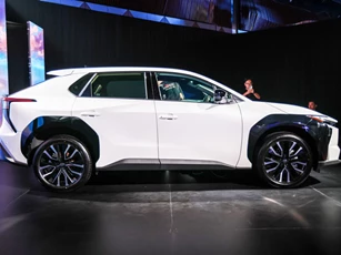 Toyota giới thiệu xe điện công suất 227 mã lực, giá hơn 1,4 tỷ đồng