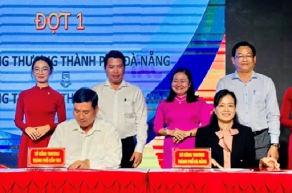 Ảnh 2: Ký kết biên bản ghi nhớ giữa các đơn vị, doanh nghiệp 3 địa phương