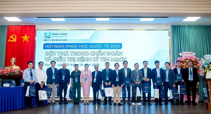 Lãnh đạo tỉnh Gia Lai và Bệnh viện Bình Định tri ân các chuyên gia tham dự hội nghị.