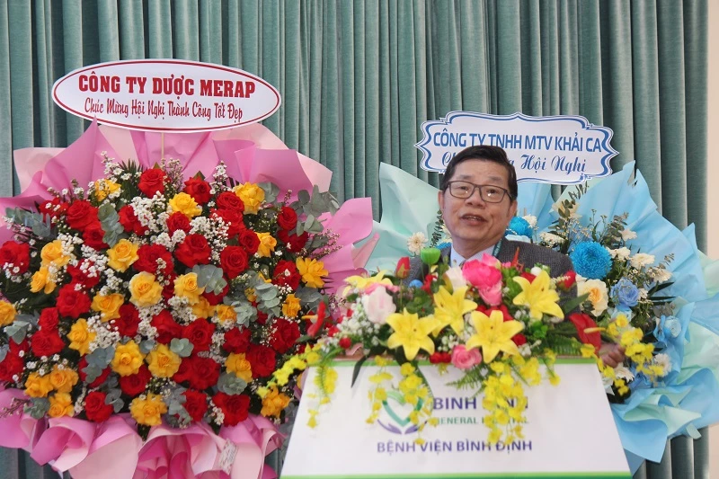 GS Minh Bùi (Hoa Kỳ) trình bày báo cáo.