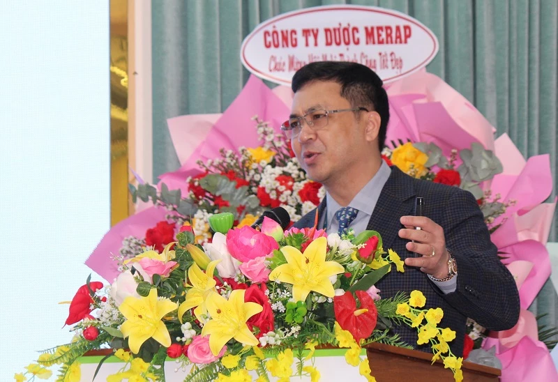 GS.TS.BS Phan Đình Phong - Tổng thư ký Hội nhịp tim Việt Nam, trình bày báo cáo tại hội nghị.