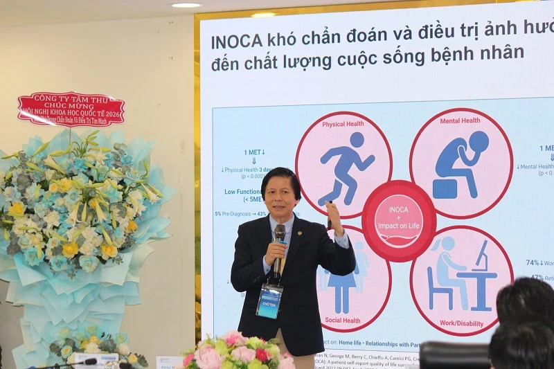 BSCKII Phan Nam Hùng – Giám đốc chuyên môn Bệnh viện Bình Định, trình bày báo cáo tại hội nghị.