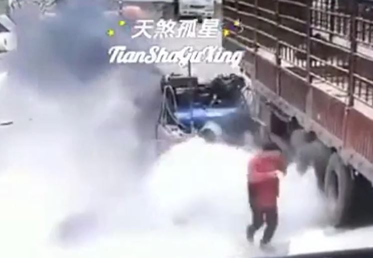 Nổ lốp xe tải như 'bom', thợ sửa bị hất văng vài mét 