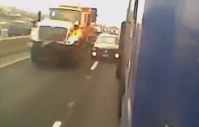 Vượt ẩu trên cao tốc, ô tô con bị 2 xe tải 'kẹp' tóe lửa