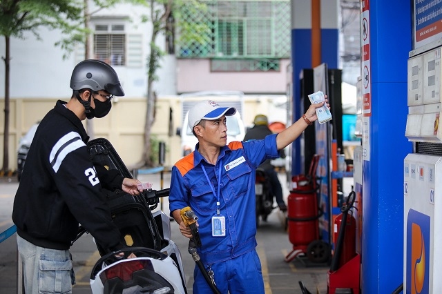 Xăng dầu tăng giá trở lại