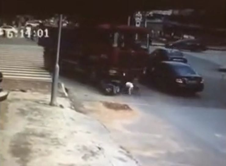 Người phụ nữ thoát chết kỳ diệu sau khi bị xe tải cuốn vào gầm